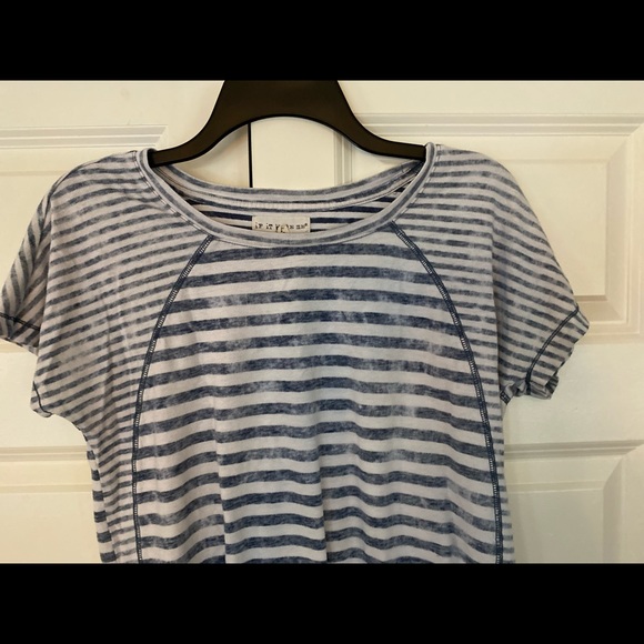 3/$15🥳 It it Were Me high-low short sleeve top - Picture 2 of 9